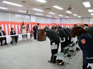挨拶後に市長と消防団員が敬礼をする様子
