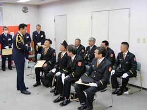 式後に消防団員と談笑する市長