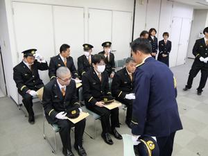 式後に消防団員と談笑する市長