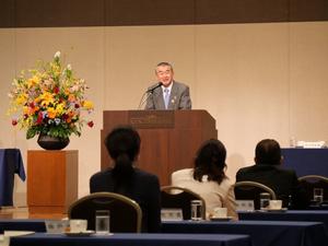 新たに埼玉県市長会会長に就任した本庄市の吉田信解市長が壇上にて挨拶をする様子