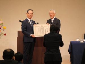 勇退される市長と知事との記念撮影