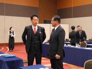 会議前に他市の市長と話をする市長
