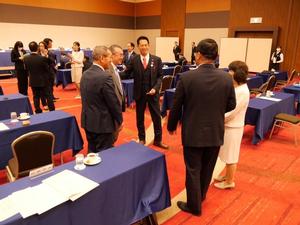 会議前に他市の市長と話をする市長