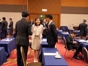 会議前に他市の市長と話をする市長