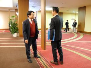 会議前に他市の市長と話をする市長