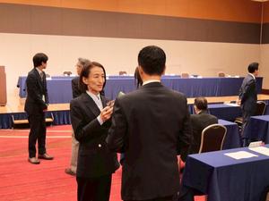 会議前に他市の市長と話をする市長
