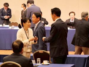 会議前に他市の市長と話をする市長