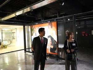 取手駅アトレ取手・たいけん美じゅつ場VIVAを視察する市長