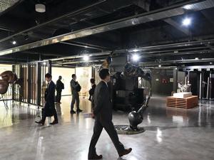 取手駅アトレ取手・たいけん美じゅつ場VIVAを視察する市長