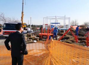 インクルーシブ遊具の設置工事を視察する市長