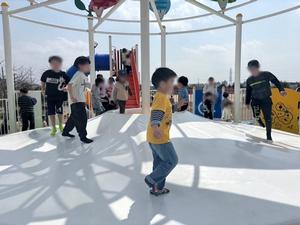 遊具で遊ぶ子供達の様子