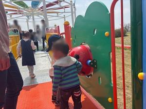 遊具で遊ぶ子供達の様子