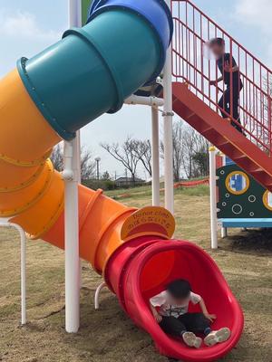 遊具で遊ぶ子供達の様子