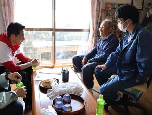 農作業後、建屋でお話を伺う市長