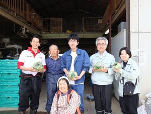 市長と同行した職員と吉澤家の皆さんとの記念撮影