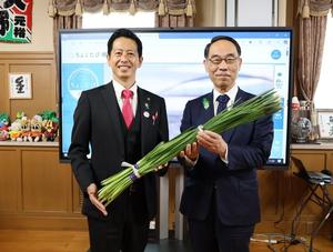 お贈りした花菖蒲を持って記念撮影する大野知事と中原市長