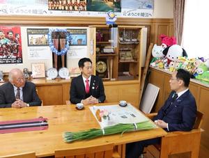 知事室で会談する大野知事と中原市長