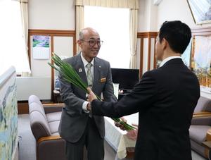 県幹部職員の方々に花菖蒲をお届けする市長