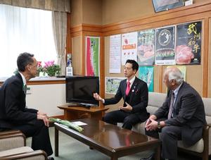 県幹部職員の方々に花菖蒲をお届けする市長