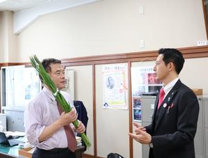 県幹部職員の方々に花菖蒲をお届けする市長
