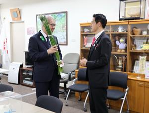 県幹部職員の方々に花菖蒲をお届けする市長