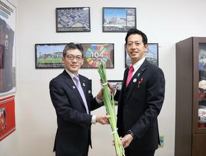 県幹部職員の方々に花菖蒲をお届けする市長