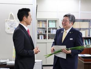 県幹部職員の方々に花菖蒲をお届けする市長