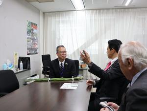 県幹部職員の方々に花菖蒲をお届けする市長