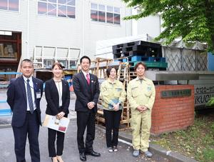 三生技研さんの社屋前で社長と記念撮影する市長