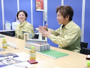 説明をする社長