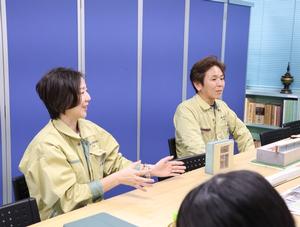 説明をする社員の方
