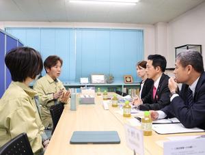 社長の説明を真剣な表情で聞く市長