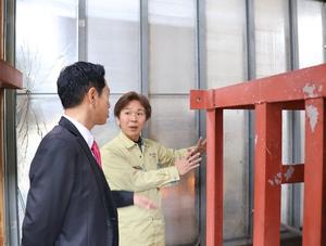市長に説明をする社長
