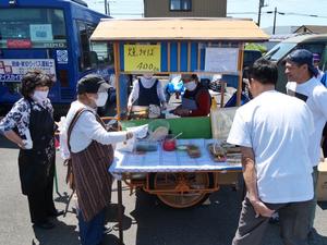 イベント会場に出店する飲食店に立ち寄る市長