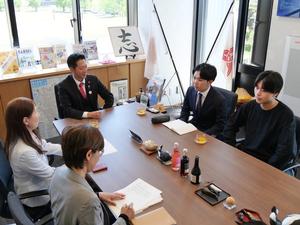 市長と面会する形上さんと江口さん