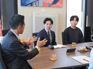 市長の話を真剣な表情で聞く形上さんと江口さん