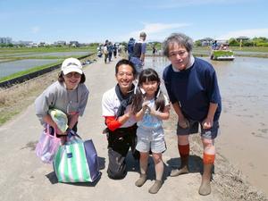 参加のご家族と記念撮影をする市長