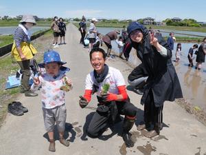 参加のご家族と記念撮影をする市長