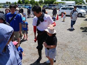 参加する子供の頭を撫でて声をかける市長
