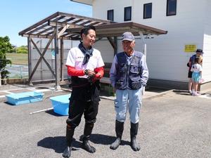 田植え機を出してくれた岡野さんと笑顔で話す市長