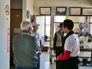 協力してくれた市民農園管理組合の方々と笑顔で話す市長