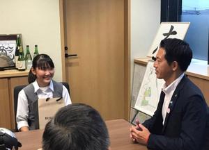 市長が中学生の頃の小野光希さんと面会したときの写真