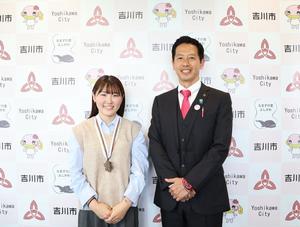 市長室にて市長と小野選手とのツーショット記念撮影