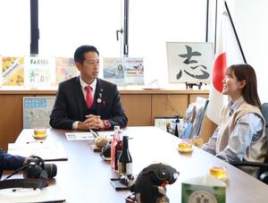 市長と小野選手がお話をする様子