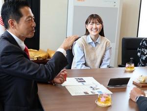笑顔で話す市長と小野選手