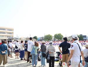 多くの保護者が応援する様子