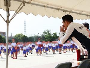 児童たちにエールを贈る市長