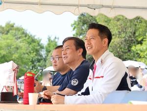 本部テントから校長先生とともに笑顔で競技を見守る市長