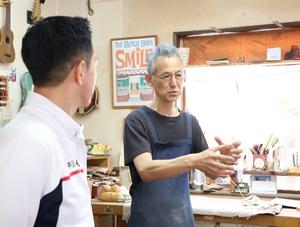高山さんから説明を受ける市長