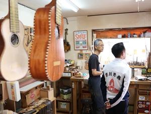 高山さんの説明を受ける市長